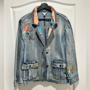Tru Luxe Women’s Light Wash Denim Blazer Embroidered Floral Accents, Size XL.